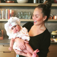 Chrissy Teigen en a rêvé : Sa fille Luna, adorable petite chef en herbe