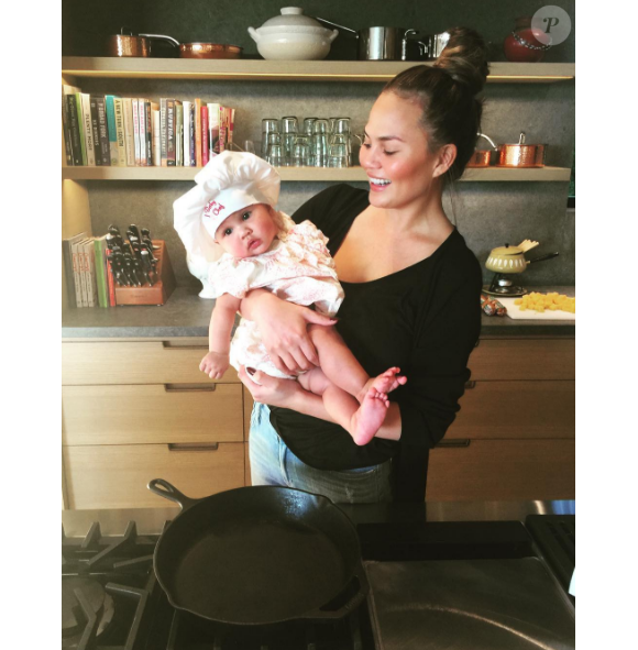 Chrissy Teigen pose avec son adorable fille Luna sur Instagram le 27 septembre 2016.