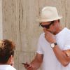 Exclusif - Brad Pitt emmène son fils Maddox Jolie-Pitt faire du shopping à Neiman Marcus à Beverly Hills. Brad a 2 pansements XXL au bras gauche. Le 28 juillet 2016