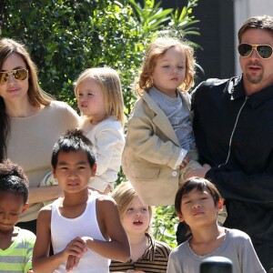 Angelina Jolie, Brad Pitt avec les enfants en Lousiane en mars 2011.