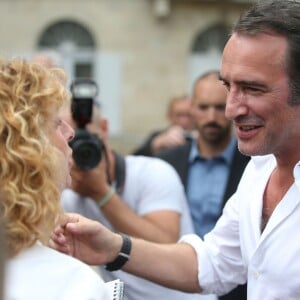 Jean Dujardin - Jean Dujardin et sa compagne Nathalie Péchalat à l'inauguration du cinéma communal Jean Dujardin à Lesparre-Médoc accompagné de ses parents le 27 juin 2015.