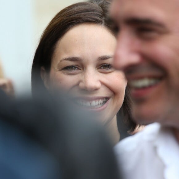 Jean Dujardin et sa compagne Nathalie Péchalat - Jean Dujardin et sa compagne Nathalie Péchalat à l'inauguration du cinéma communal Jean Dujardin à Lesparre-Médoc accompagné de ses parents le 27 juin 2015.