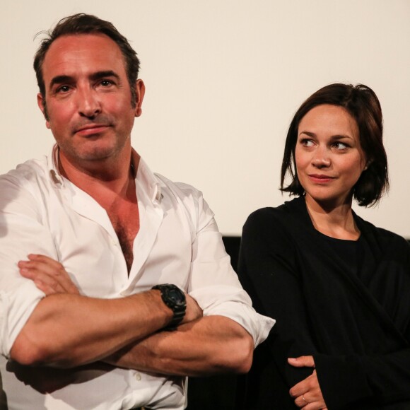 Jean Dujardin et sa compagne Nathalie Péchalat - Jean Dujardin et sa compagne Nathalie Péchalat à l'inauguration du cinéma communal Jean Dujardin à Lesparre-Médoc accompagné de ses parents le 27 juin 2015.