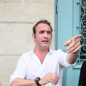Jean Dujardin - Jean Dujardin et sa compagne Nathalie Péchalat à l'inauguration du cinéma communal Jean Dujardin à Lesparre-Médoc accompagné de ses parents le 27 juin 2015