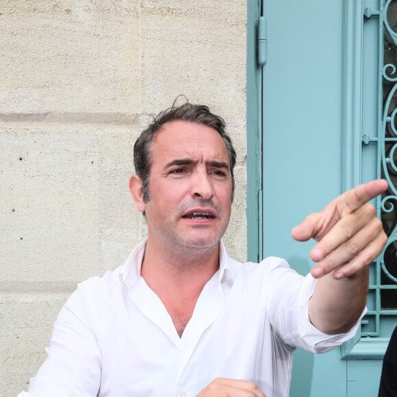 Jean Dujardin - Jean Dujardin et sa compagne Nathalie Péchalat à l'inauguration du cinéma communal Jean Dujardin à Lesparre-Médoc accompagné de ses parents le 27 juin 2015