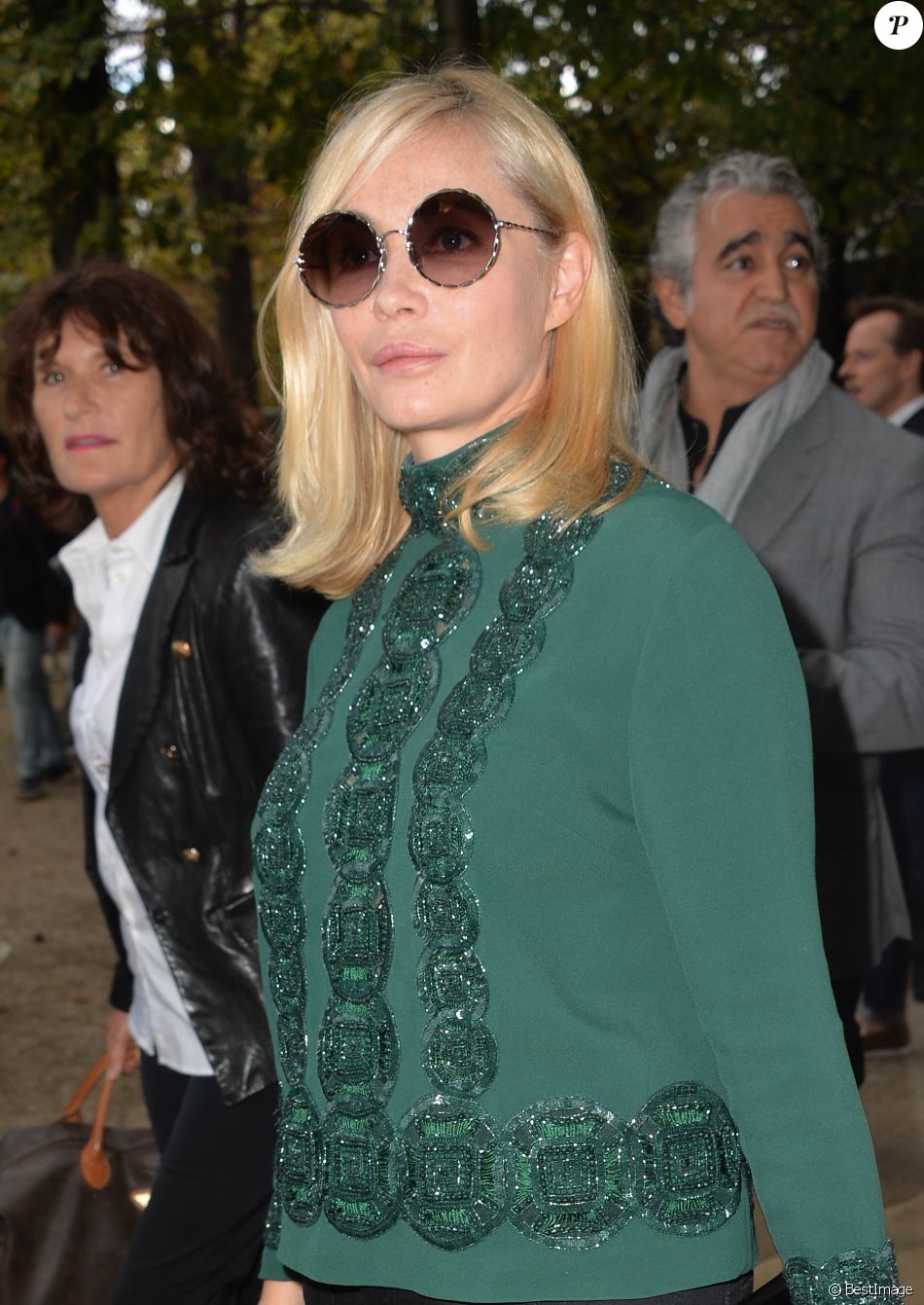 Emmanuelle Béart arrivant au défilé de mode Elie Saab, collection prêt