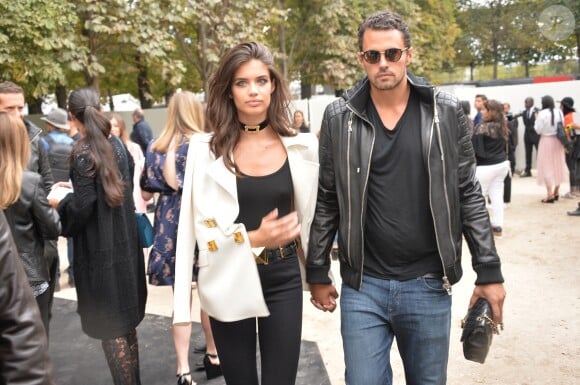 Sara Sampaio et son compagnon Oliver Ripley arrivant au défilé de mode "Elie Saab", collection prêt-à-porter Printemps-Eté 2017 à Paris, le 1er octobre 2016