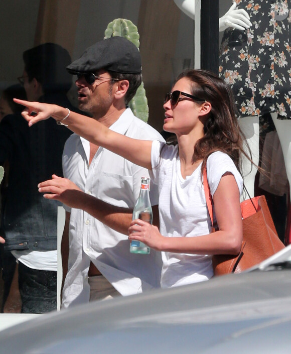 Exclusif - John Stamos et sa petite amie Caitlin McHugh font du shopping à West Hollywood, le 1er octobre 2016