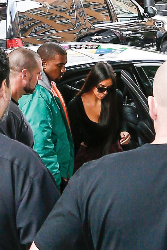 Kim Kardashian arrive à son appartement à New York le 3 octobre 2016. Elle est de retour de Paris où elle a été agressée et détroussée de 10 millions de dollars. Elle a quitté Paris en jet privé le 3 octobre au matin accompagnée de sa mère Kris Jenner. Son mari Kanye West est venu la chercher à l'aéroport Teterboro. 