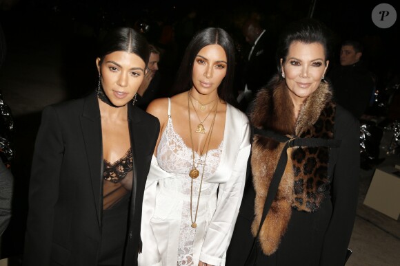 Kourtney Kardashian, Kim Kardashian et leur mère Kris Jenner au défilé de mode "Givenchy", collection prêt-à-porter Printemps-Eté 2017 lors de la Fashion Week de Paris, France, le 2 October 2016.