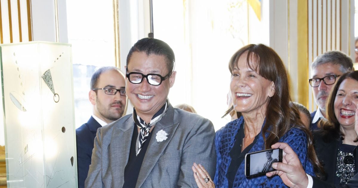 Alex Koo - Remise des insignes de la Légion d'Honneur à Alber Elbaz par la ministre de la ...