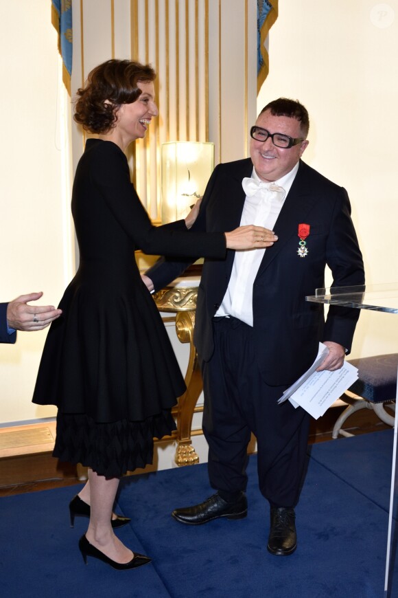 Audrey Azoulay et Alber Elbaz - Remise des insignes de la Légion d'Honneur à Alber Elbaz  par la ministre de la Culture et de la Communication Audrey Azoulay au ministère éponyme. Paris, le 3 octobre 2016.
