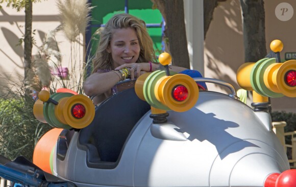 Elsa Pataky passe un moment avec ses enfants au parc d'attraction Warner à Madrid le 2 octobre 2016.