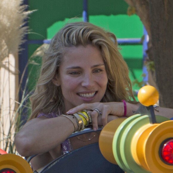 Elsa Pataky passe un moment avec ses enfants au parc d'attraction Warner à Madrid le 2 octobre 2016.