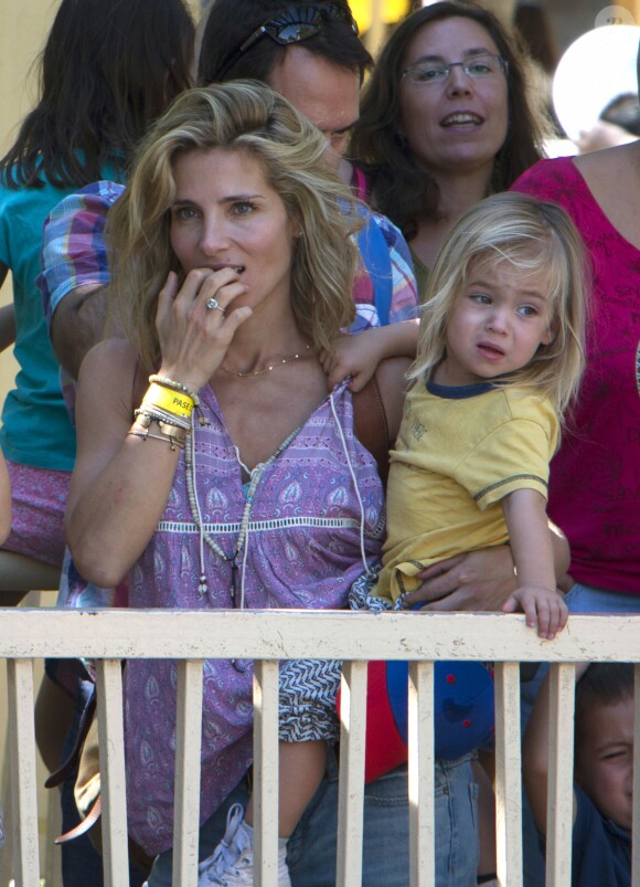 Elsa Pataky passe un moment avec ses enfants au parc d'attraction Warner à Madrid le 2 octobre 2016.