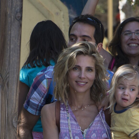 Elsa Pataky passe un moment avec ses enfants au parc d'attraction Warner à Madrid le 2 octobre 2016.