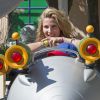 Elsa Pataky passe un moment avec ses enfants au parc d'attraction Warner à Madrid le 2 octobre 2016.