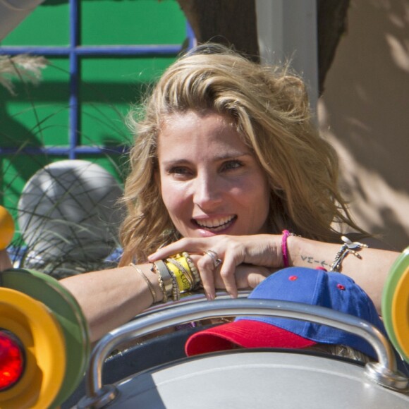 Elsa Pataky passe un moment avec ses enfants au parc d'attraction Warner à Madrid le 2 octobre 2016.