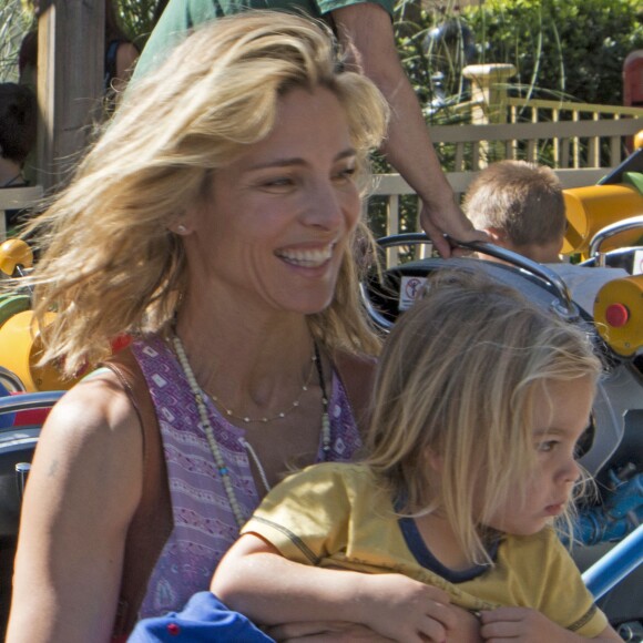 Elsa Pataky passe un moment avec ses enfants au parc d'attraction Warner à Madrid le 2 octobre 2016.