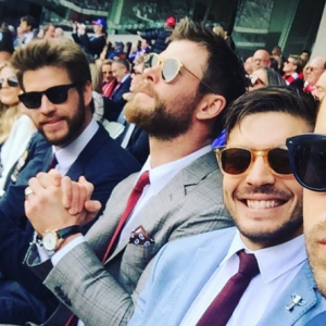 Chris Hemsworth avec son frère Liam et des amis pour regarder un match de football à Melbourne.