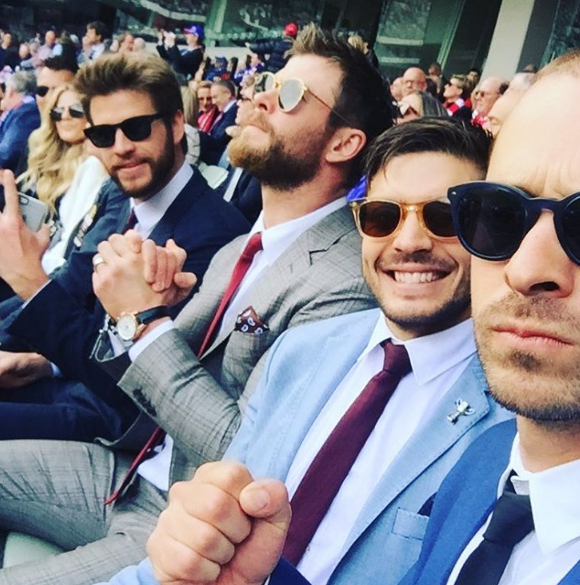 Chris Hemsworth avec son frère Liam et des amis pour regarder un match de football à Melbourne.