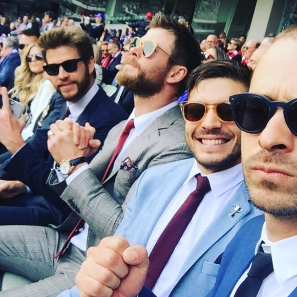 Chris Hemsworth avec son frère Liam et des amis pour regarder un match de football à Melbourne.
