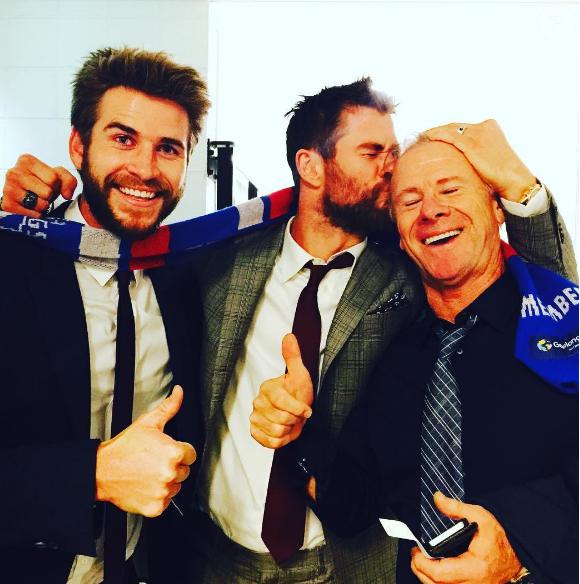 Chris Hemsworth avec son frère Liam et leur papa à Melbourne.