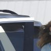 Exclusif - Caitlyn Jenner met de l'essence dans sa voiture à Malibu, le 19 août 2016