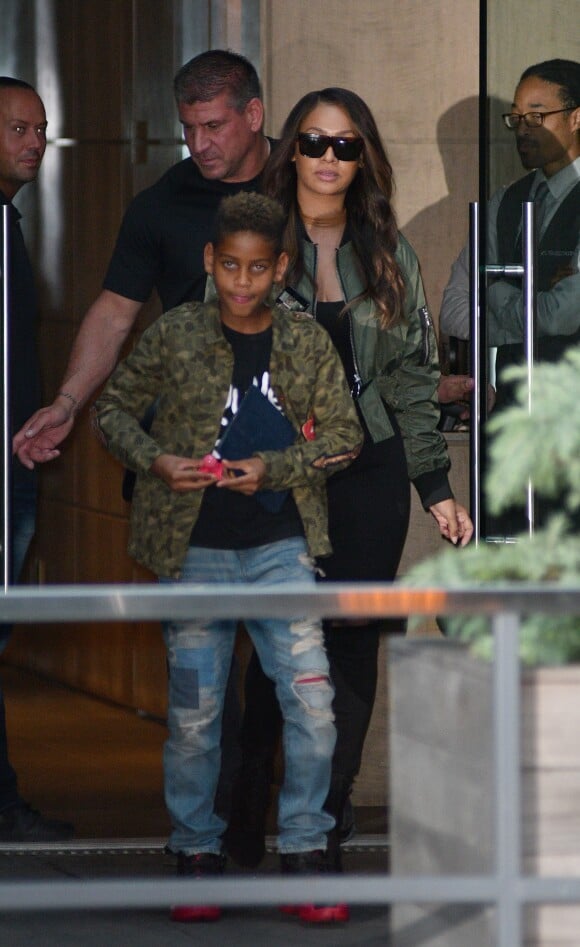 Lala Anthony et son fils Kiyan Carmelo Anthony - Kim Kardashian reçoit de la visite dans son appartement de New York City, New York, Etats-Unis, le 4 octobre 2016.