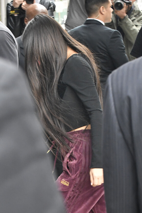 Kim Kardashian arrive à son appartement à New York le 3 octobre 2016. Elle est de retour de Paris où elle a été agressée et détroussée de 10 millions de dollars. Elle a quitté Paris en jet privé ce matin (le 3 octobre 2016) accompagnée de sa mère Kris Jenner. Son mari Kanye West est venu la chercher à l'aéroport Teterboro.