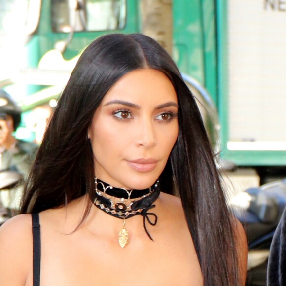Kim Kardashian - La famille Kardashian se rend dans une boutique Armani pendant la Fashion Week à Paris le 29 septembre 2016.
