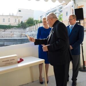 Monseigneur Bernard Barsi accorde sa bénédiction à la première pierre du FANB. Le prince Albert II de Monaco et la princesse Charlene de Monaco ont symboliquement posé le 4 octobre 2016 la première pierre du futur collège et lycée François d'Assise Nicolas Barré (FANB) le 4 octobre 2016 avenue de Roqueville à Monaco. © G. Luci / Palais Princier / BestImage