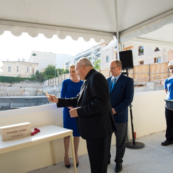 Monseigneur Bernard Barsi accorde sa bénédiction à la première pierre du FANB. Le prince Albert II de Monaco et la princesse Charlene de Monaco ont symboliquement posé le 4 octobre 2016 la première pierre du futur collège et lycée François d'Assise Nicolas Barré (FANB) le 4 octobre 2016 avenue de Roqueville à Monaco. © G. Luci / Palais Princier / BestImage