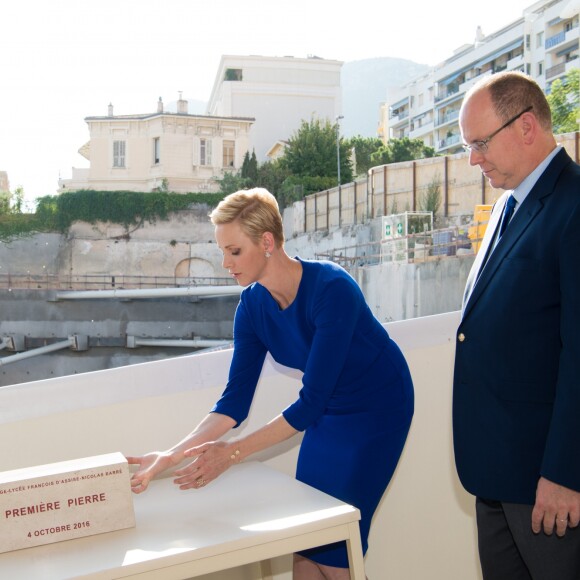 Le prince Albert II de Monaco et la princesse Charlene de Monaco, qui place ici des pièces et un parchemin à l'intérieur du bloc de marbre, ont symboliquement posé le 4 octobre 2016 la première pierre du futur collège et lycée François d'Assise Nicolas Barré (FANB) le 4 octobre 2016 avenue de Roqueville à Monaco. © G. Luci / Palais Princier / BestImage