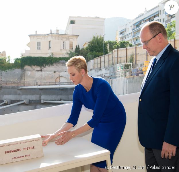 Le prince Albert II de Monaco et la princesse Charlene de Monaco, qui place ici des pièces et un parchemin à l'intérieur du bloc de marbre, ont symboliquement posé le 4 octobre 2016 la première pierre du futur collège et lycée François d'Assise Nicolas Barré (FANB) le 4 octobre 2016 avenue de Roqueville à Monaco. © G. Luci / Palais Princier / BestImage
