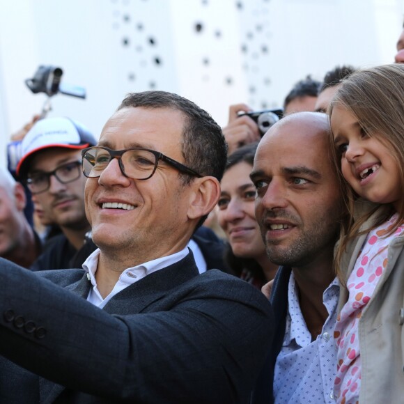 Dany Boon pose pour un selfie auprès de ses fans - Un an après l'ouverture, le centre culturel de Lesquin a été rebaptisé "Centre culturel Dany Boon", en présence du comédien à Lesquin près de Lille le 1er octobre 2016.