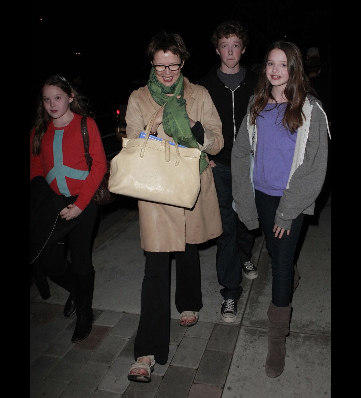 Photo : Annette Bening et ses trois plus jeunes enfants : Benjamin, 19 ans,  Isabel, 16 ans, et Ella Corinne, 13 ans. À Los Angeles, février 2010. -  Purepeople