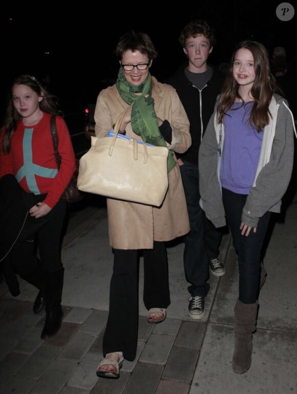 Annette Bening et ses trois plus jeunes enfants : Benjamin, 19 ans, Isabel, 16 ans, et Ella Corinne, 13 ans. À Los Angeles, février 2010.