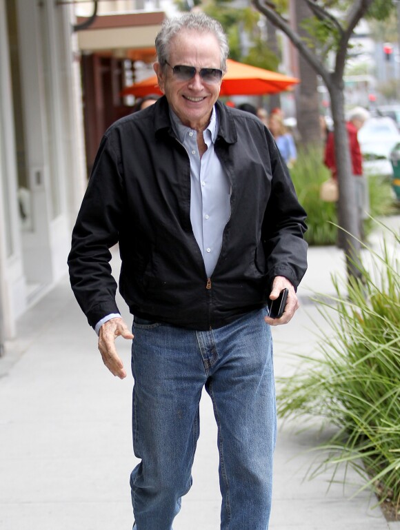 L'acteur Warren Beatty va déjeuner au Nate'n Al Delicatessen à Beverly Hills le 18 mai 2016.