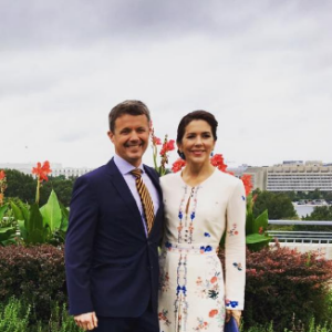Le prince Frederik et la princesse Mary de Danemark posant à Washington avec le Congrès en arrière-plan le 27 septembre 2016 à l'entame de leur mission économique aux Etats-Unis. © Instagram Kongehuset (Cour royale de Danemark)