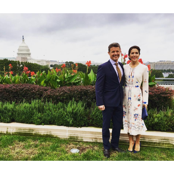 Le prince Frederik et la princesse Mary de Danemark posant à Washington avec le Congrès en arrière-plan le 27 septembre 2016 à l'entame de leur mission économique aux Etats-Unis. © Instagram Kongehuset (Cour royale de Danemark)