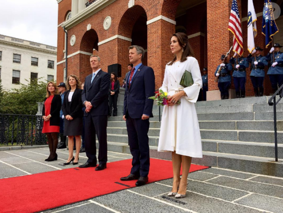 Le prince Frederik et la princesse Mary de Danemark posant à Boston avec le Gouverneur du Massachusetts le 28 septembre 2016 lors de leur mission économique aux Etats-Unis. © Instagram Kongehuset (Cour royale de Danemark)