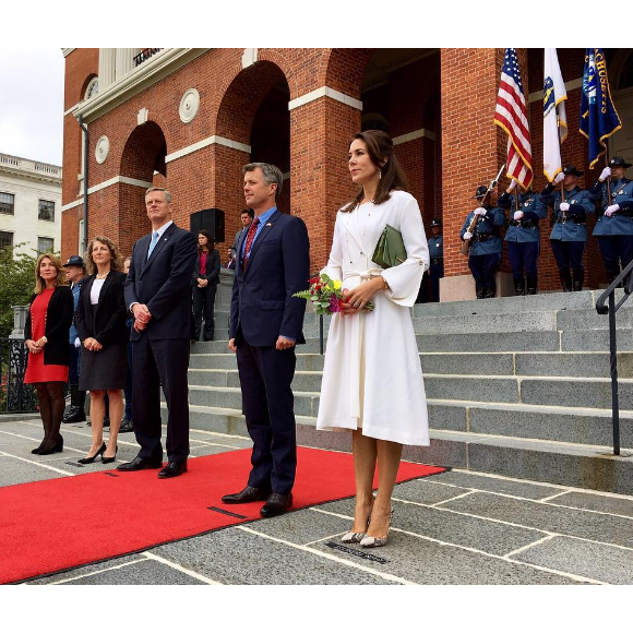 Le prince Frederik et la princesse Mary de Danemark posant à Boston avec le Gouverneur du Massachusetts le 28 septembre 2016 lors de leur mission économique aux Etats-Unis. © Instagram Kongehuset (Cour royale de Danemark)