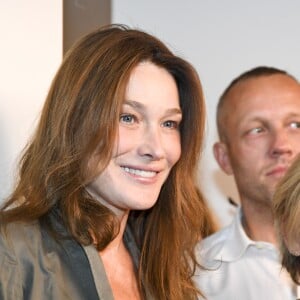 Carla Bruni-Sarkozy rejoint son mari Nicolas Sarkozy lors d'une séance de dédicaces de son livre "Tout pour la France" à la Fnac des Ternes à Paris le 10 septembre 2016. Également présente Anna Sindres ( Institut Carlota) © Pierre Perusseau / Bestimage