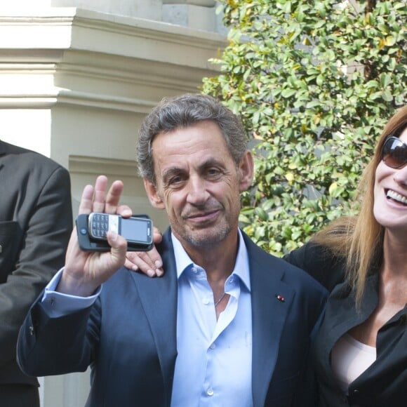 Semi-Exclusif - Nicolas Sarkozy, sa femme Carla Bruni-Sarkozy et leur fille Giulia Sarkozy quittent l'hôtel Four Seasons à Buenos Aires, le 29 août 2015 à la fin de leur séjour privé.