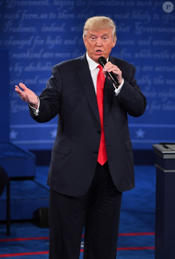 Donald Trump pendant le 2e débat des présidentielles à la Washington University de St. Louis. le 9 octobre 2016.