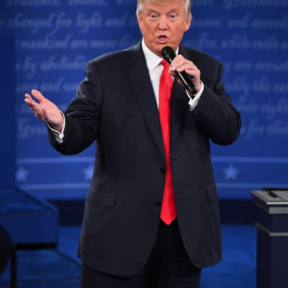 Donald Trump pendant le 2e débat des présidentielles à la Washington University de St. Louis. le 9 octobre 2016.