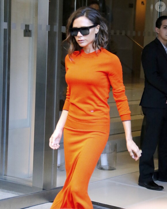 Victoria Beckham porte une robe très flashy à la sortie de son hôtel à New York City, New York, Ettas-Unis, le 12 september 2016. © Agence/Bestimage