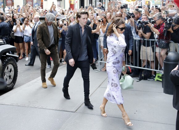 Victoria Beckham, son mari David Beckham et leur fils Brooklyn Beckham arrivent au restaurant Balthazar dans le quartier de Soho à New York City, New York, Etats-Unis, le 11 septembre 2016. © Agence/Bestimage