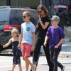 Exclusif - Victoria Beckham est allée déjeuner avec ses enfants Harper, Romeo, Cruz et Brooklyn au restaurant The Golden State à Los Angeles, le 21 août 2016
